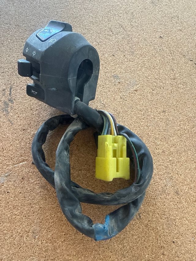 Piña luces Suzuki Burgman Izquierda