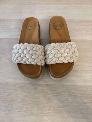 Sandalias de plataforma beige y marrón
