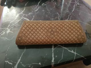 Bolso de mano beige y dorado