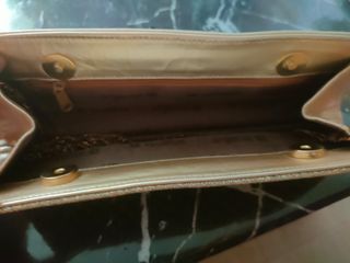 Bolso de mano beige y dorado