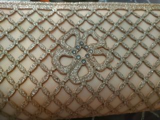 Bolso de mano beige y dorado