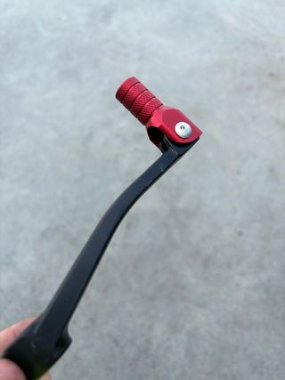 Pata de cambio moto/quad negra y roja