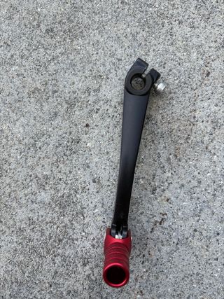 Pata de cambio moto/quad negra y roja