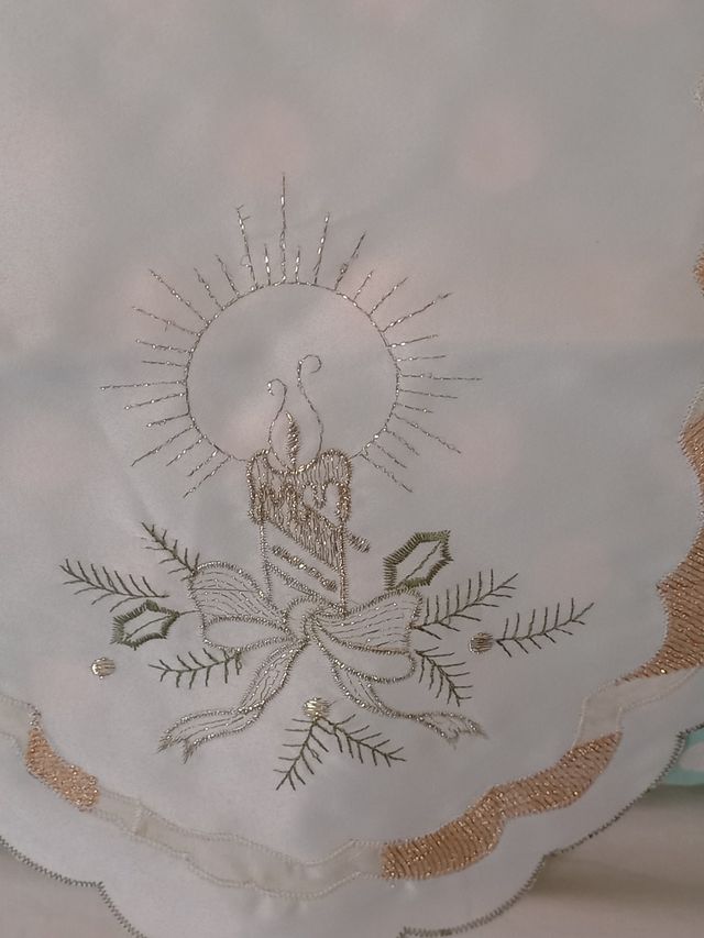 Centrotavola ricamato con candela e agrifoglio