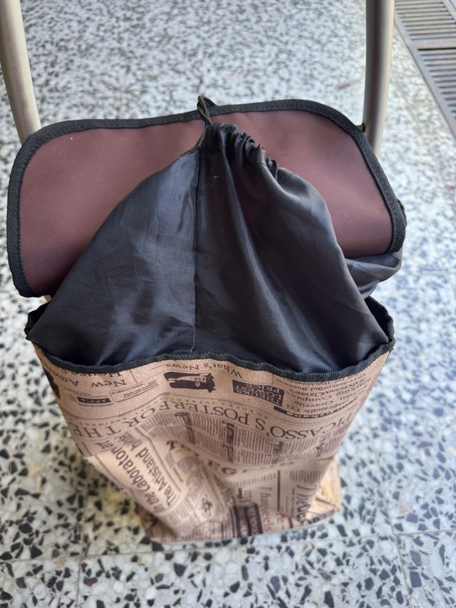 Carro de la compra vintage con diseño de periódico