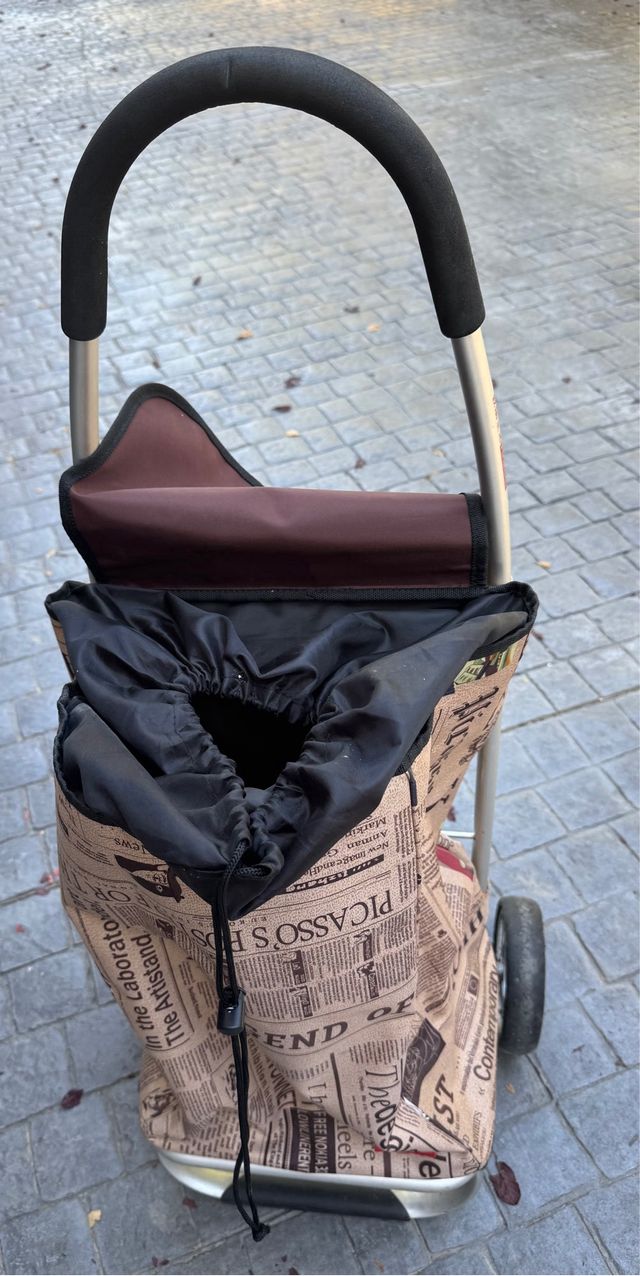 Carro de la compra vintage con diseño de periódico