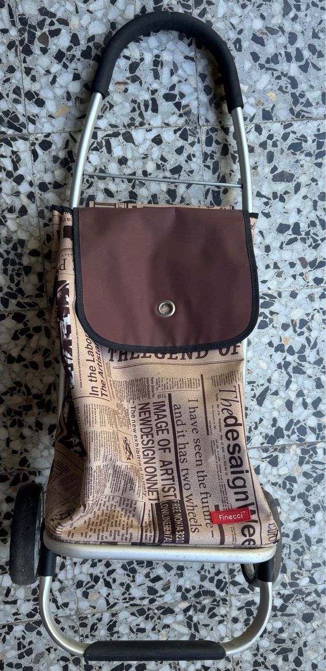 Carro de la compra vintage con diseño de periódico