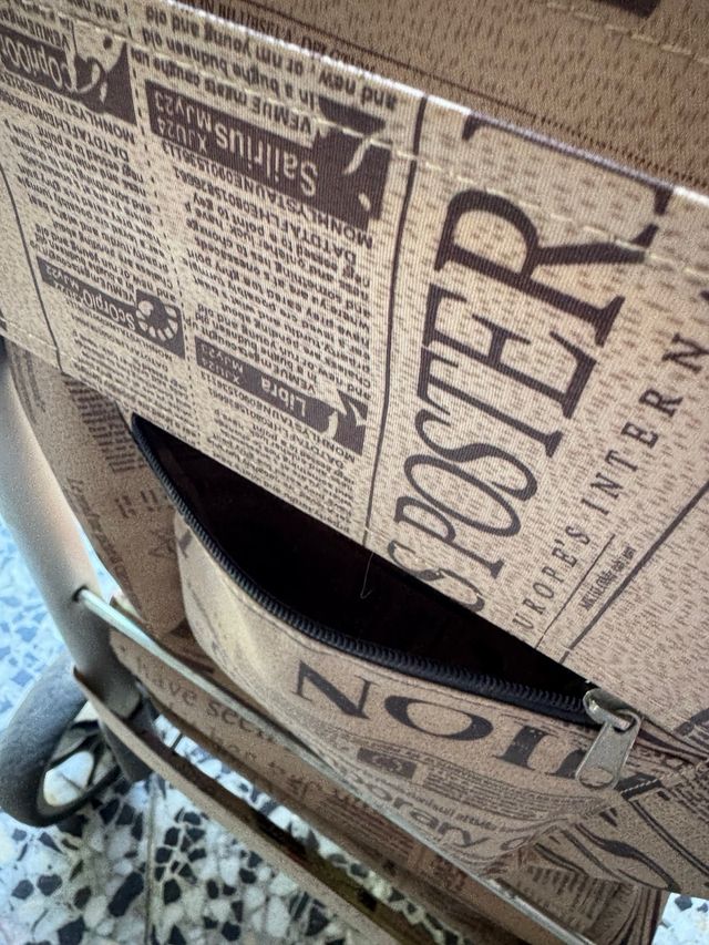 Carro de la compra vintage con diseño de periódico