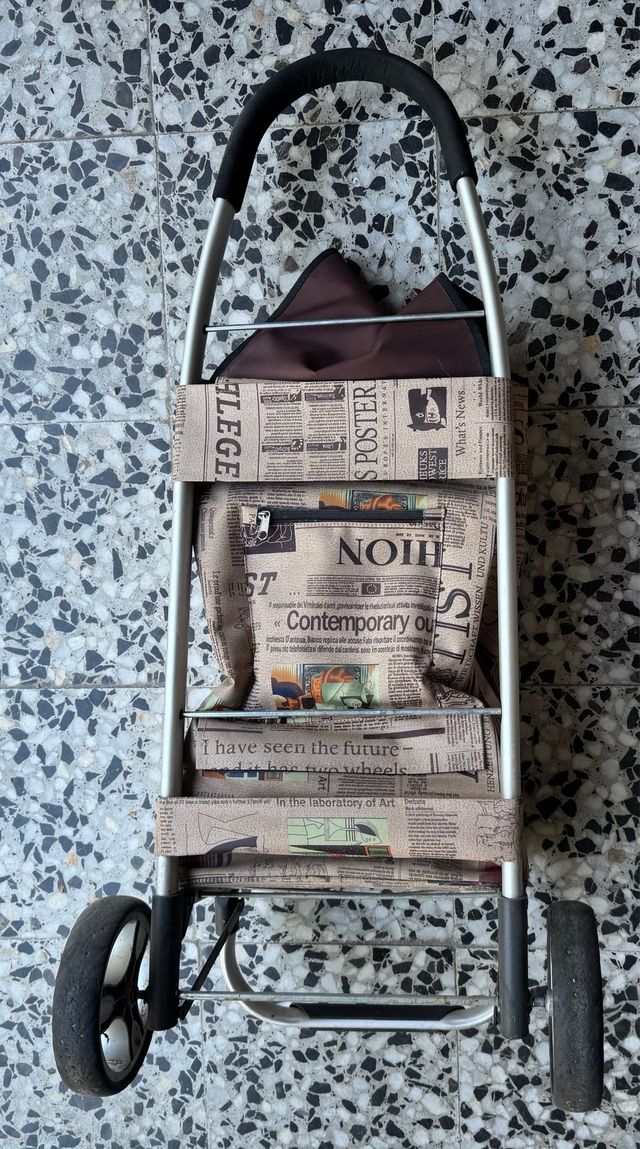 Carro de la compra vintage con diseño de periódico