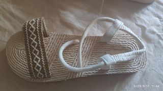 Chanclas de esparto y tiras blancas