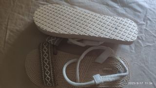 Chanclas de esparto y tiras blancas