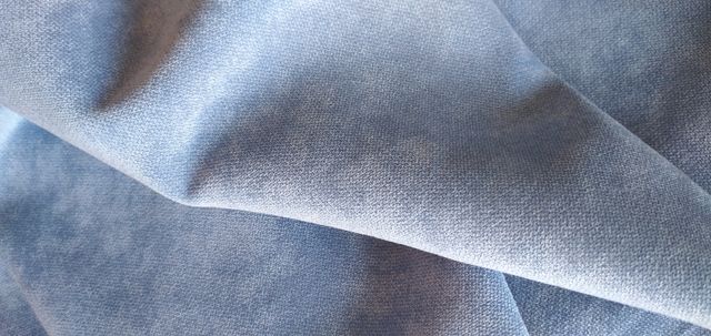 Retal tela azul suave por un lado. 0,87 m