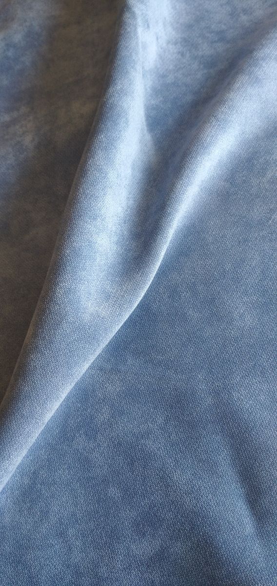 Retal tela azul suave por un lado. 0,87 m