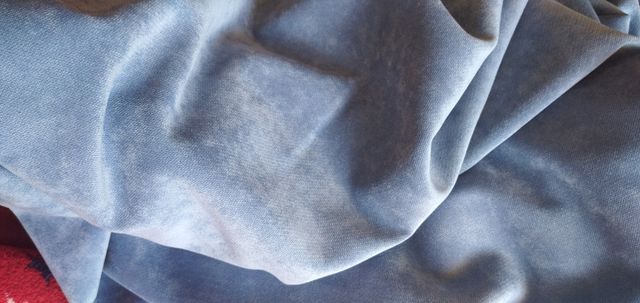 Retal tela azul suave por un lado. 0,87 m