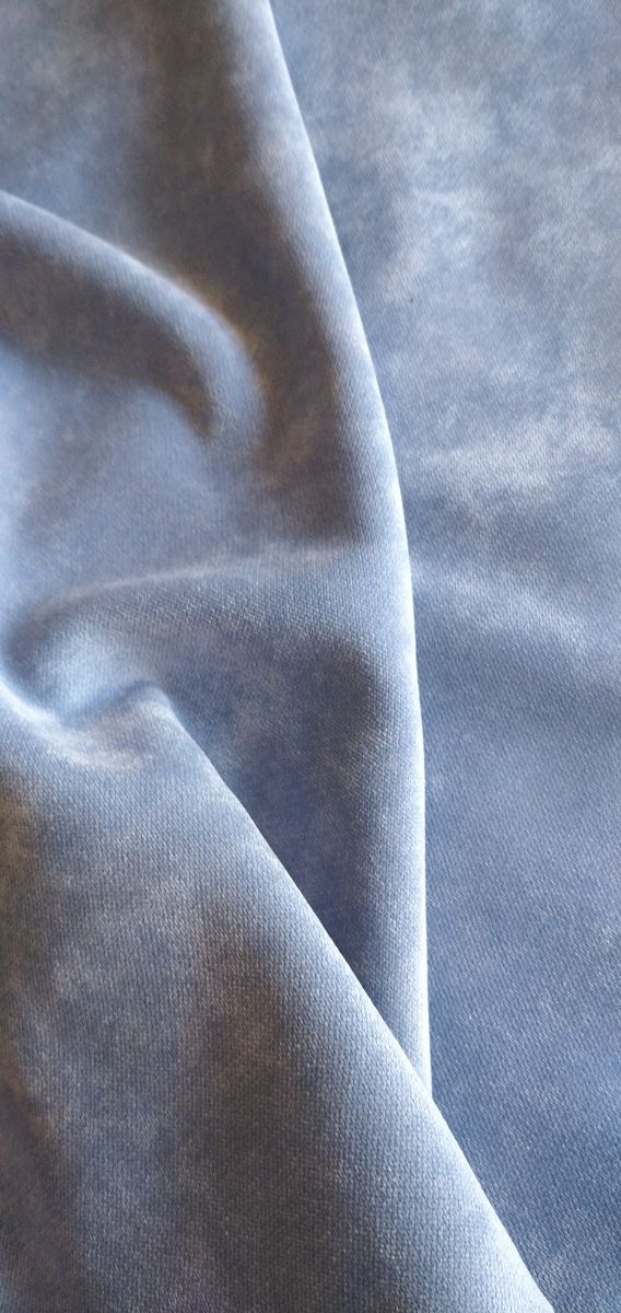 Retal tela azul suave por un lado. 0,87 m