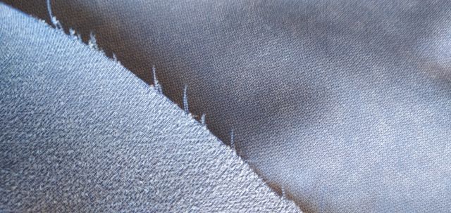 Retal tela azul suave por un lado. 0,87 m