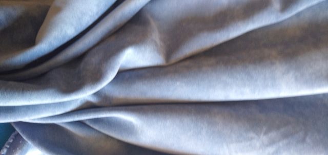 Retal tela azul suave por un lado. 0,87 m