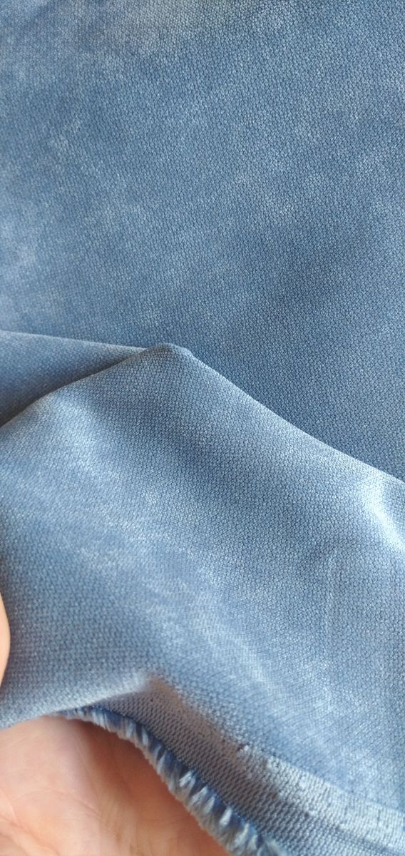 Retal tela azul suave por un lado. 0,87 m