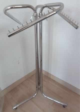 Perchero de tienda con brazos
