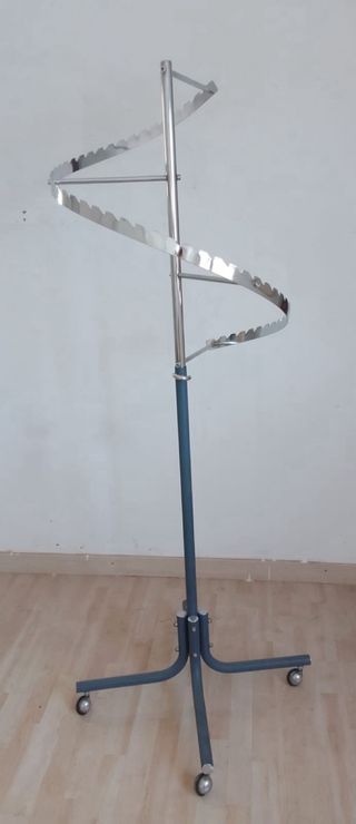 Perchero de tienda con brazos