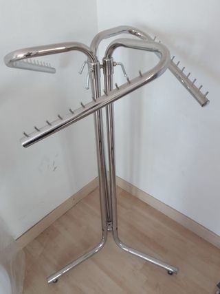 Perchero de tienda con brazos