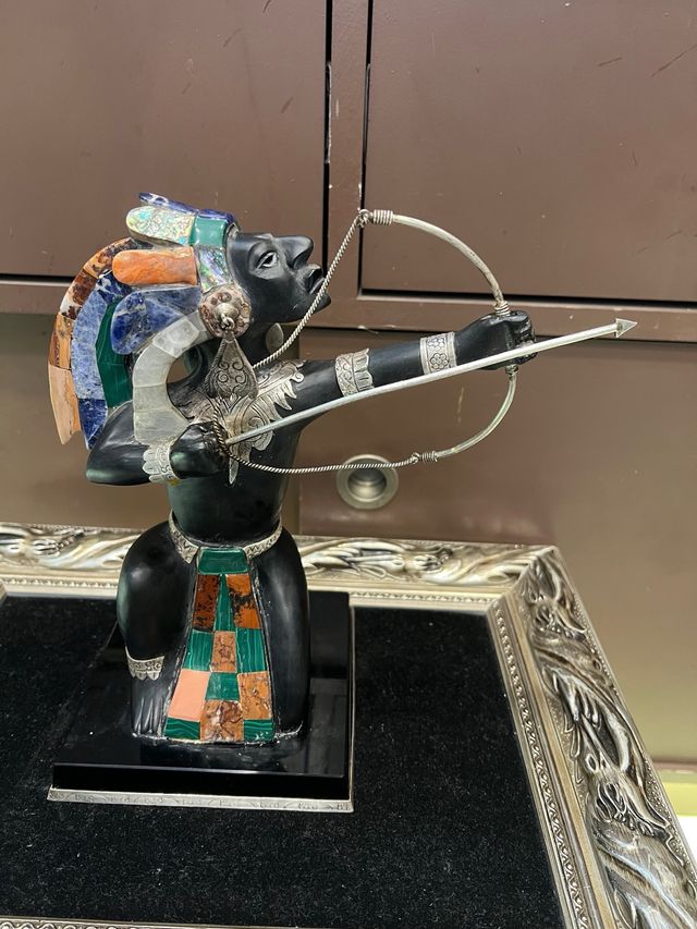 Figura guerrero azteca con arco y flecha