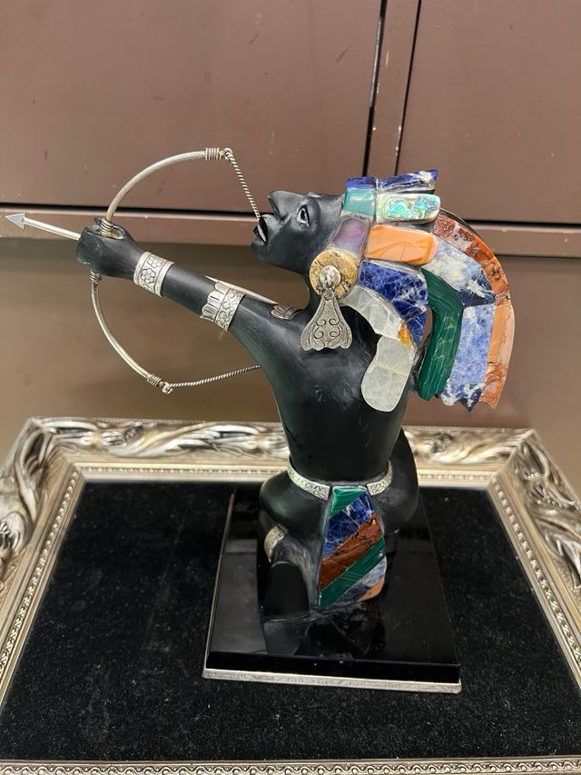 Figura guerrero azteca con arco y flecha