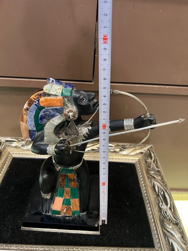 Figura guerrero azteca con arco y flecha