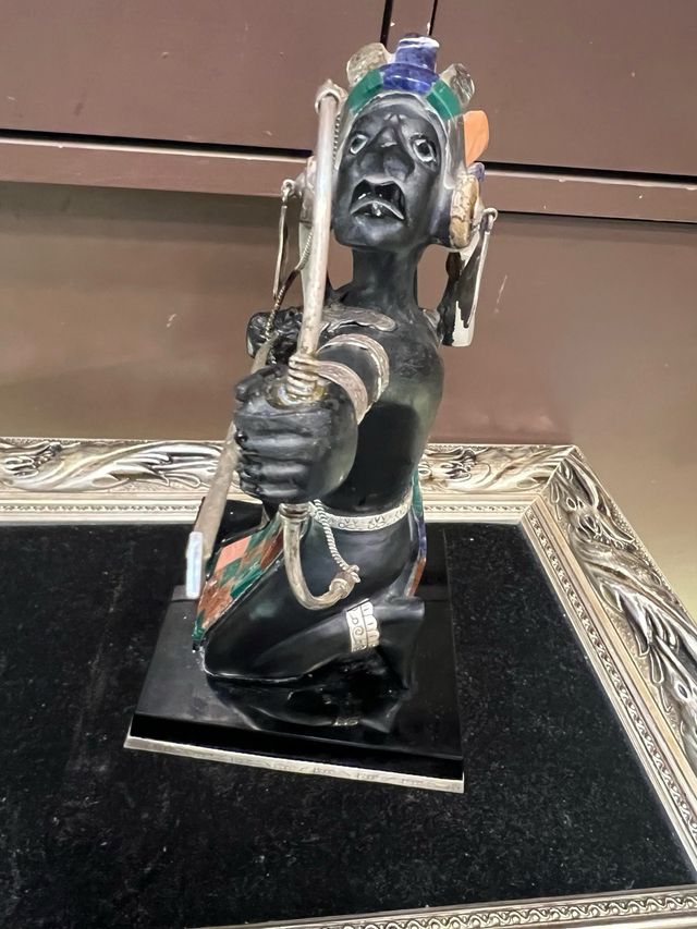 Figura guerrero azteca con arco y flecha