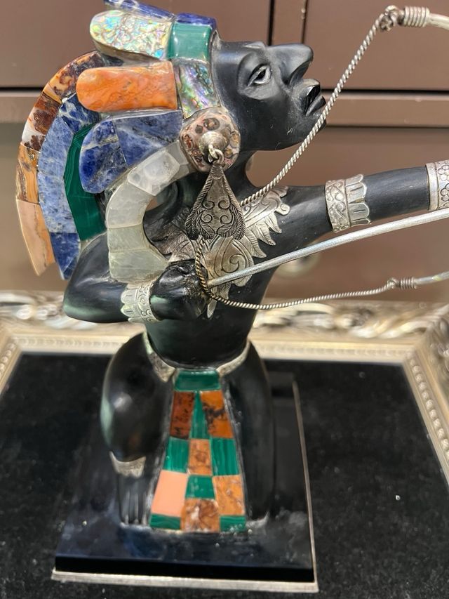 Figura guerrero azteca con arco y flecha