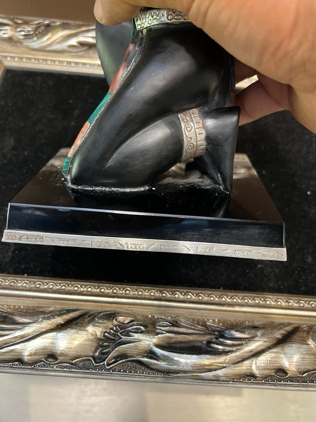 Figura guerrero azteca con arco y flecha