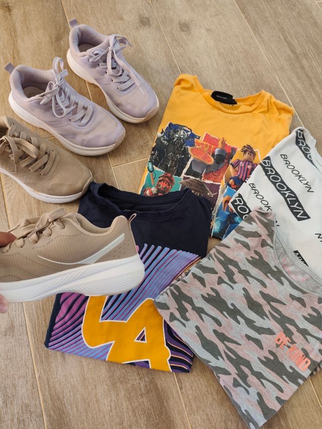 Lote 2 pares de deportivas+ 4 camisetas.