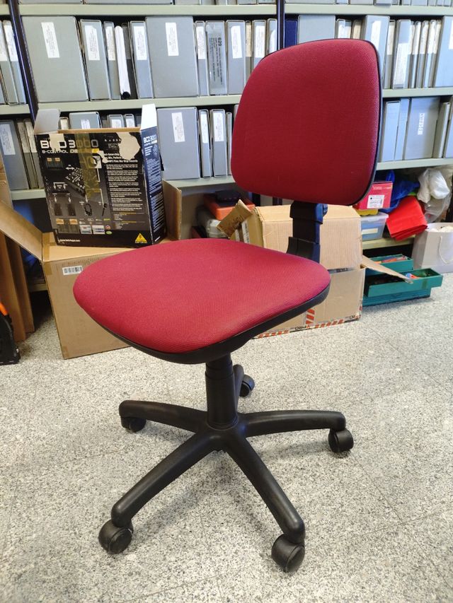 Silla de oficina ergonómica roja y negra