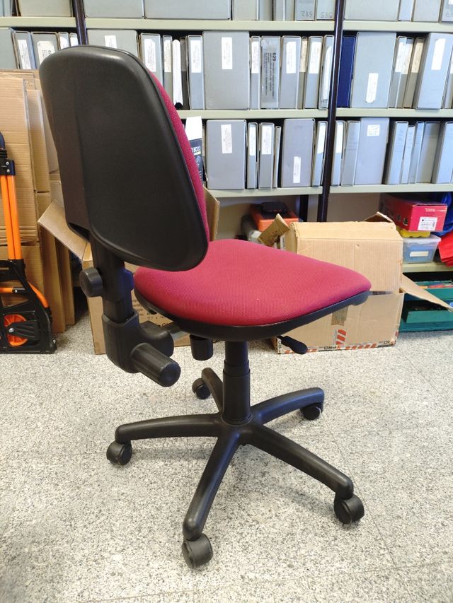 Silla de oficina ergonómica roja y negra