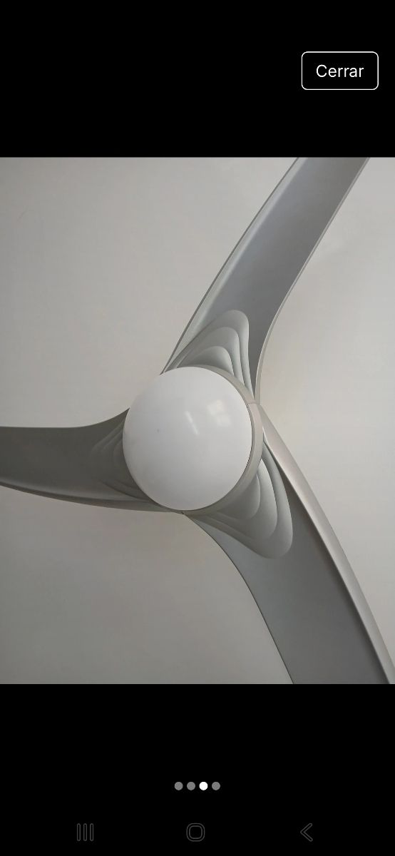 Ventilador de techo plateado y blanco