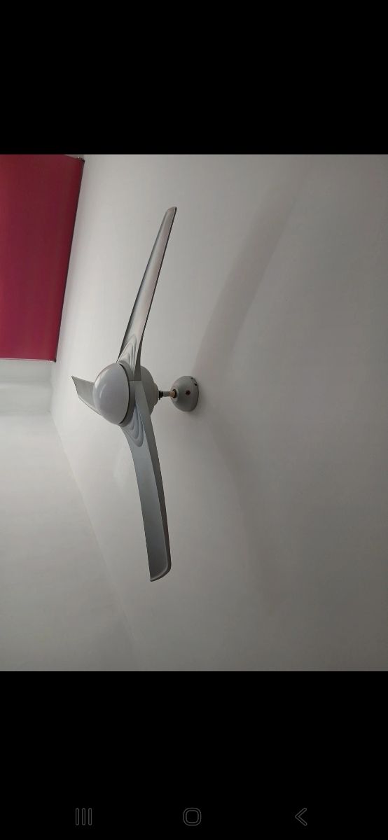 Ventilador de techo plateado y blanco