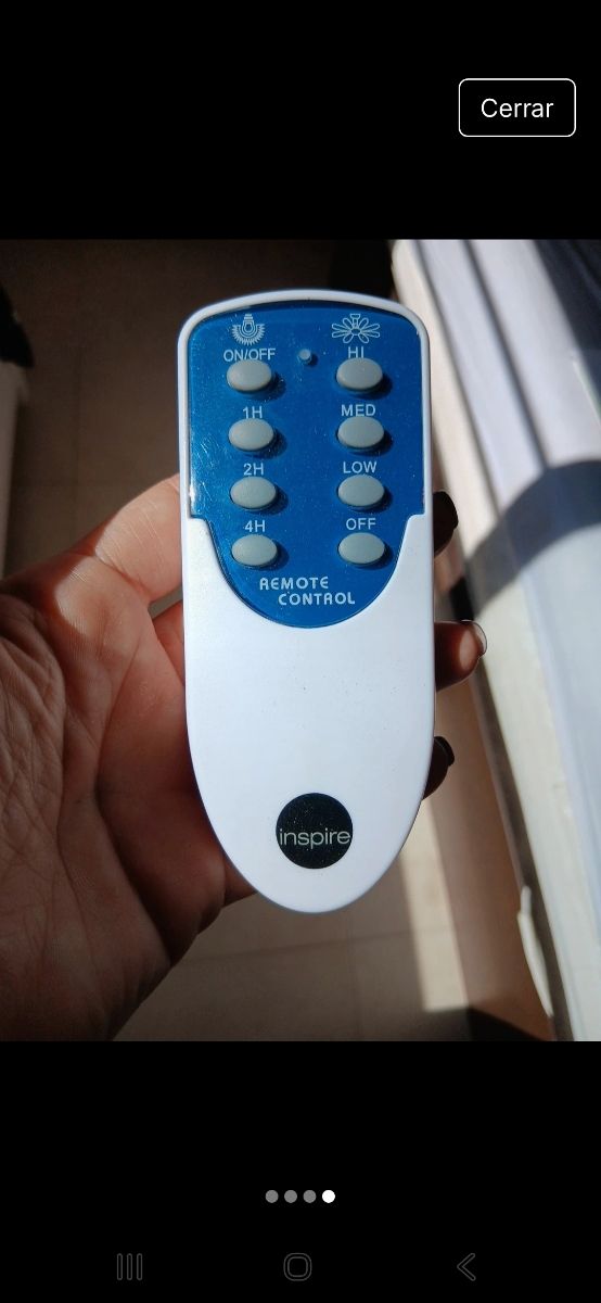 Ventilador de techo plateado y blanco