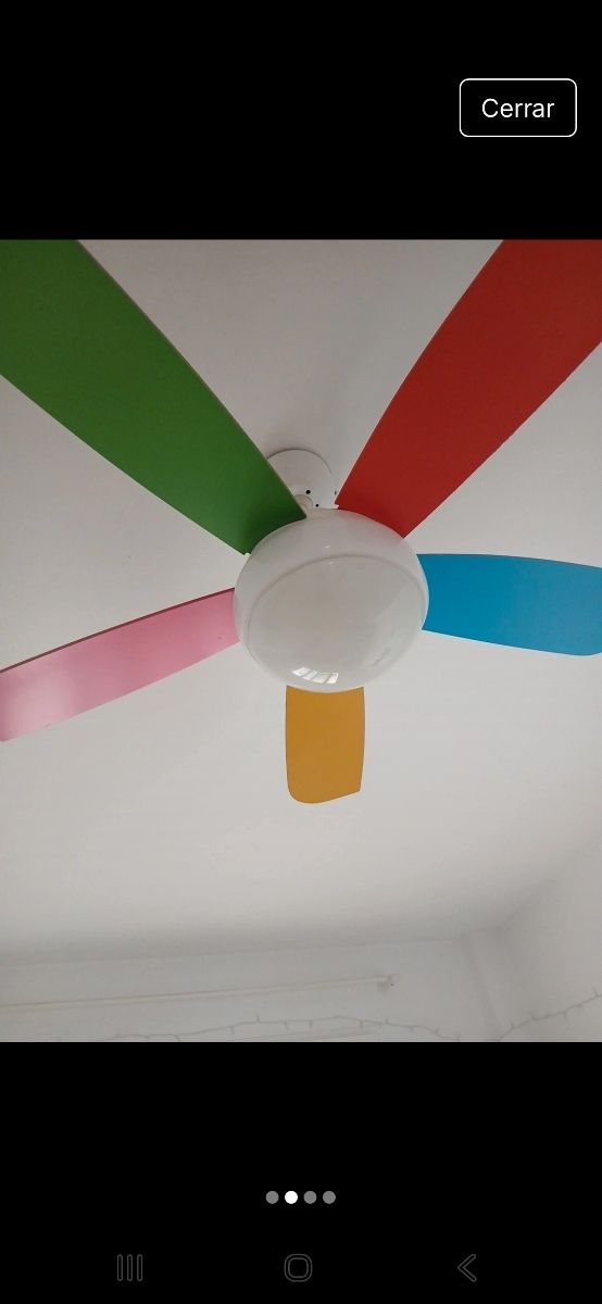 Ventilador de techo con aspas de colores