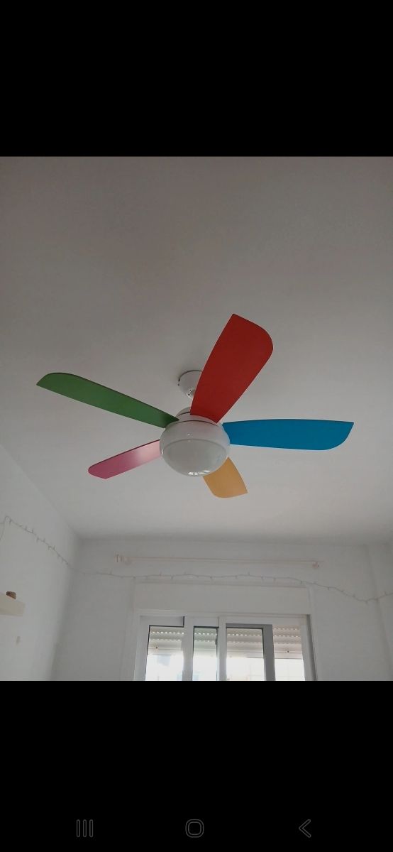 Ventilador de techo con aspas de colores
