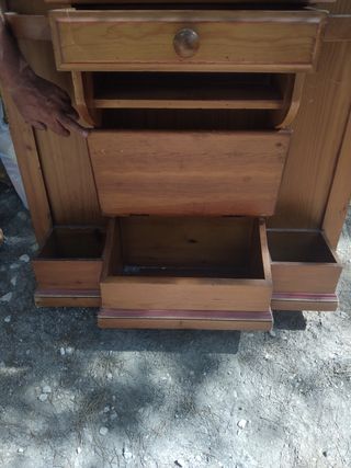 Mueble vintage de madera con espejo