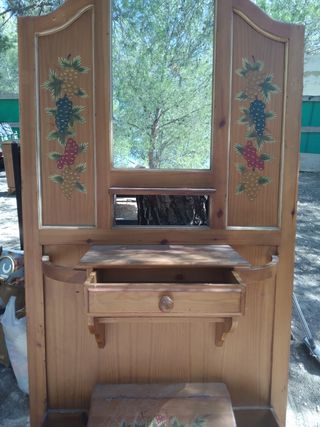 Mueble vintage de madera con espejo