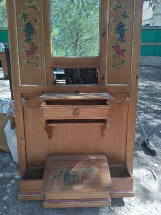 Mueble vintage de madera con espejo