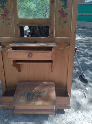 Mueble vintage de madera con espejo