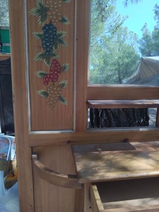 Mueble vintage de madera con espejo