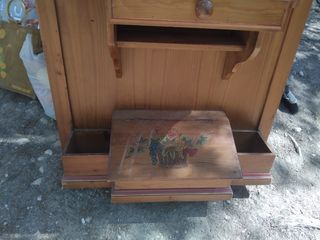 Mueble vintage de madera con espejo