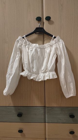 Blusa Bershka blanca hombros descubiertos