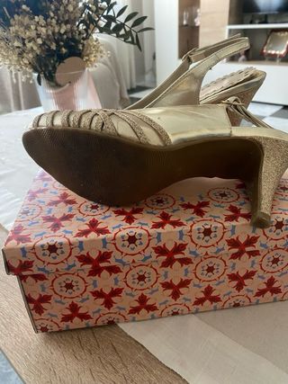 Zapatos de fiesta dorados