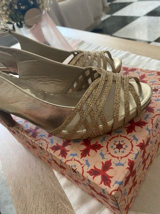 Zapatos de fiesta dorados