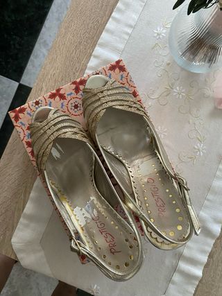 Zapatos de fiesta dorados