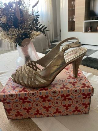 Zapatos de fiesta dorados